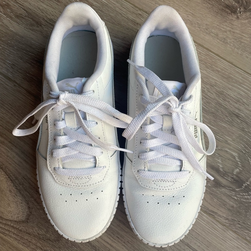 Like new white Puma women’s sneakers size 7